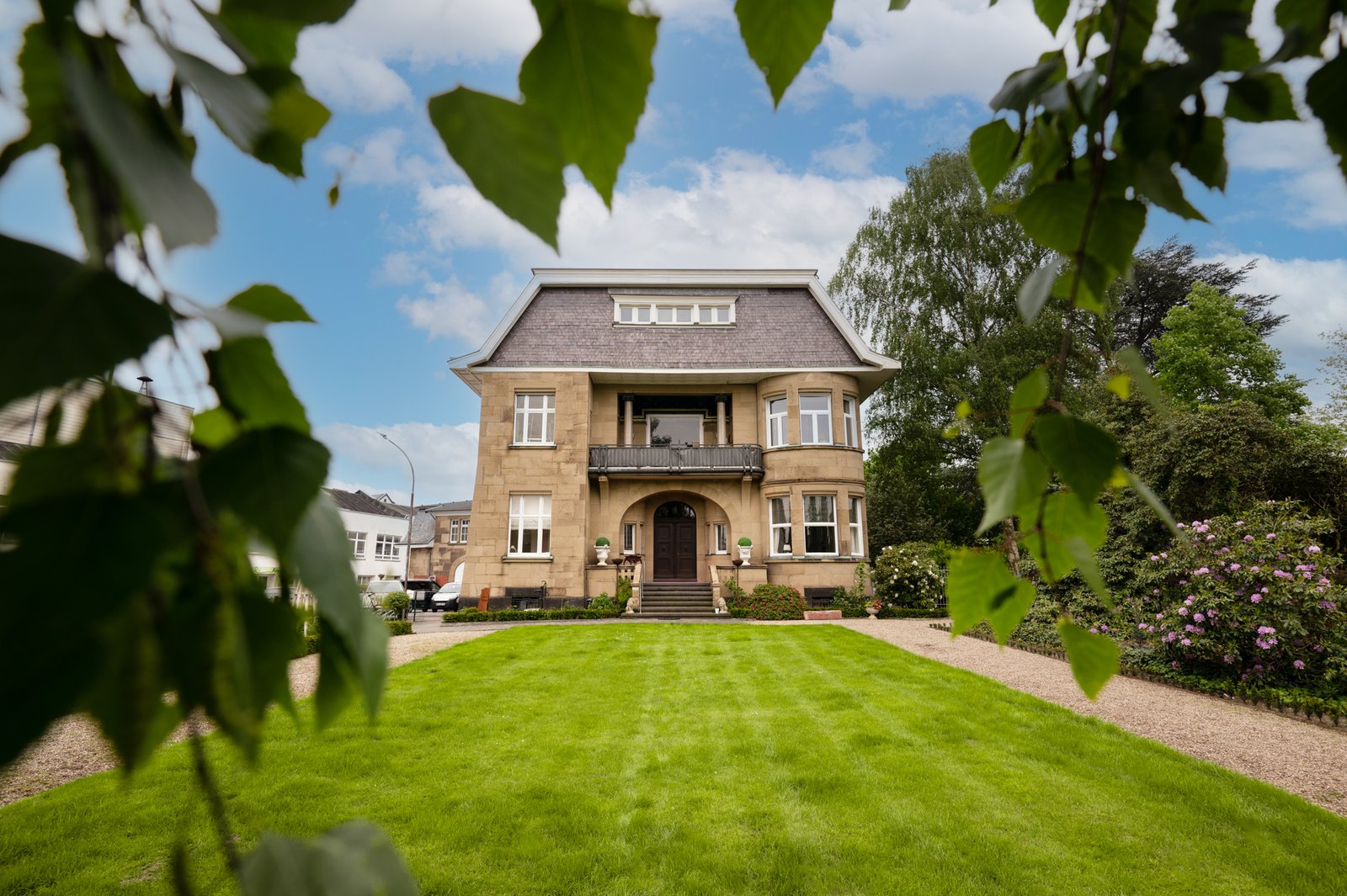 Die historische Villa Girmes mit ihrer großzügigen Gartenanlage