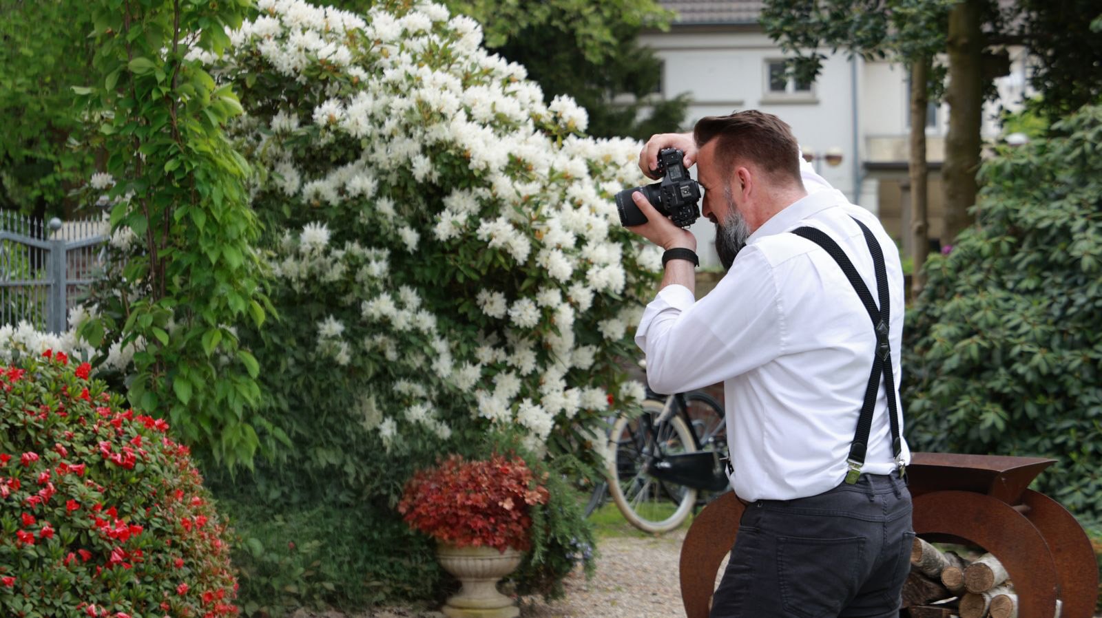 Michael fotografiert während einer Hochzeit im Garten