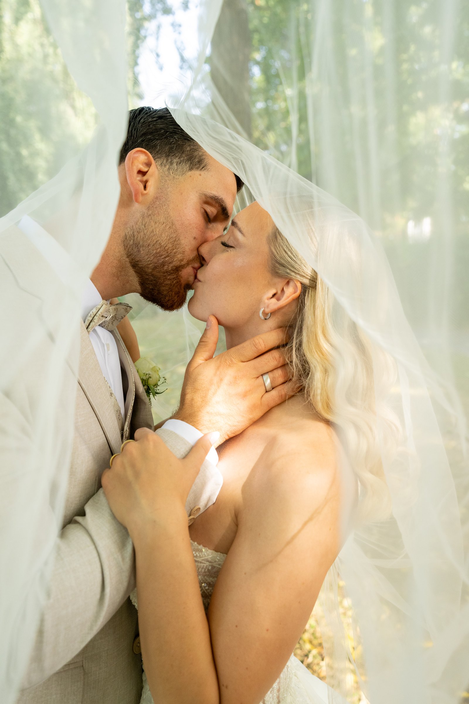 Annika und Sohayb bei einem intimen Kuss unter dem Brautschleier.
