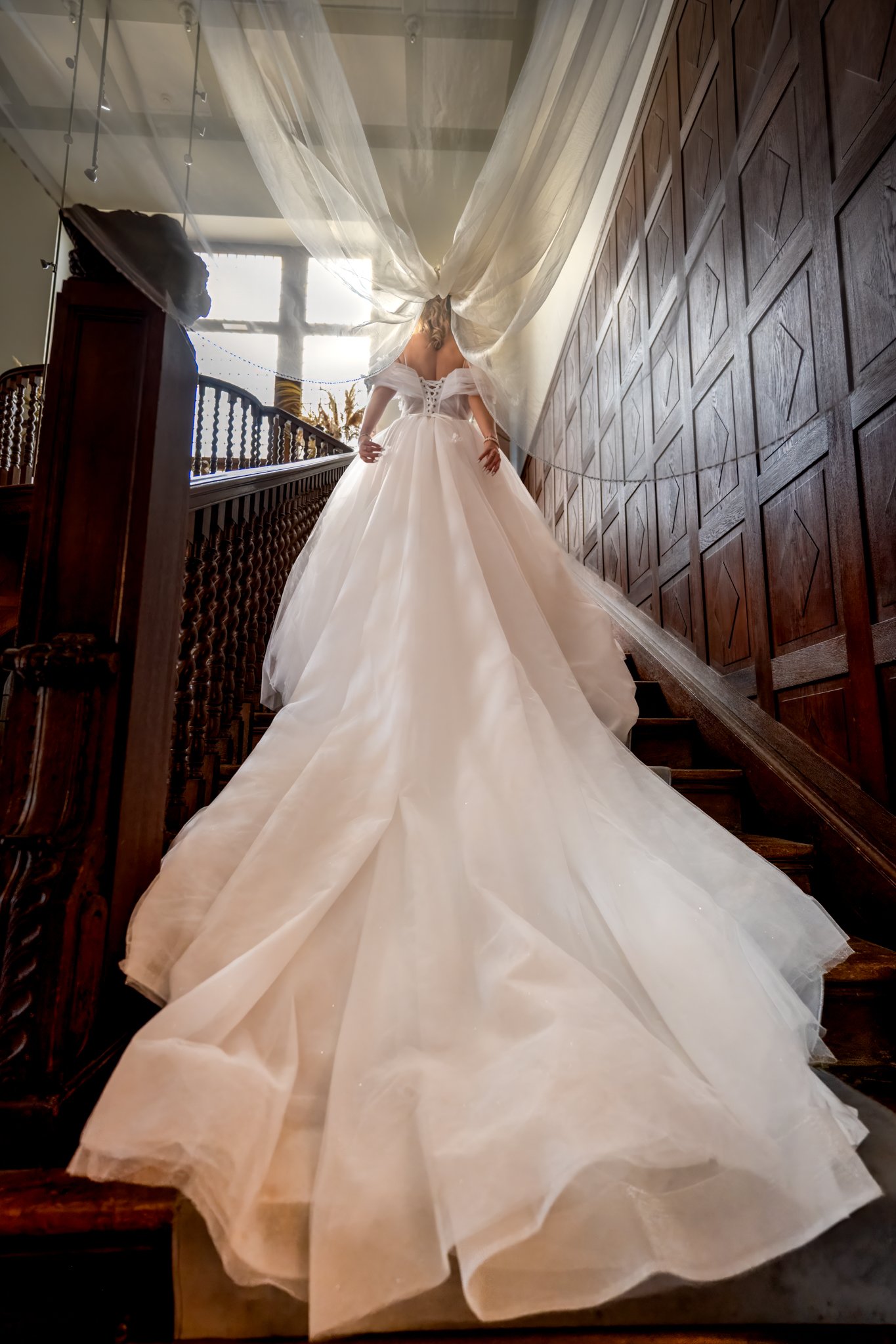 Carrie und Justin an einer historischen Treppe – editorial fotografierte Hochzeit.