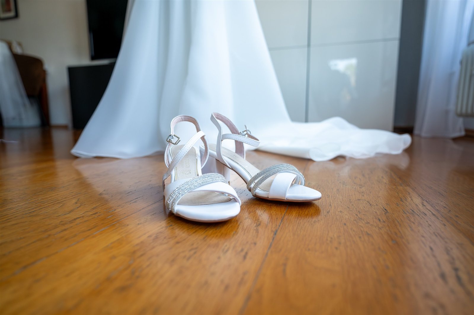 Brautschuhe vor dem Hochzeitskleid
