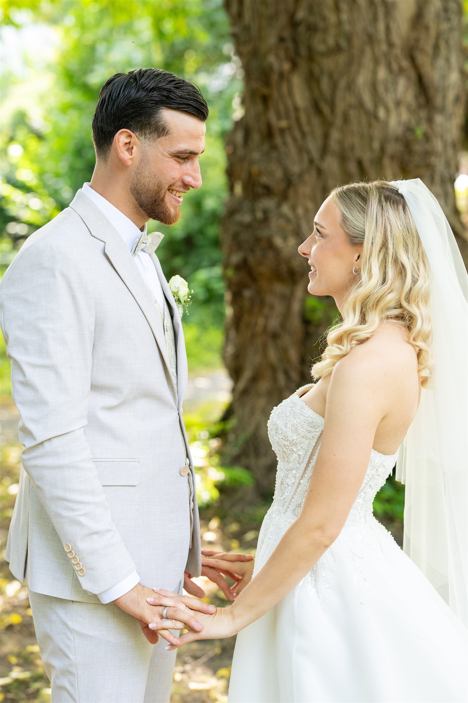 Annika und Sohayb schauen sich unter einem alten Baum an