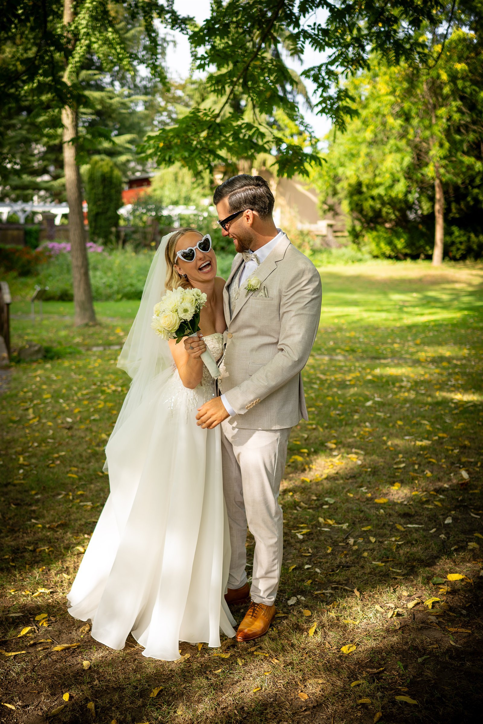 Annika und Sohayb lachen mit verspielten Sonnenbrillen