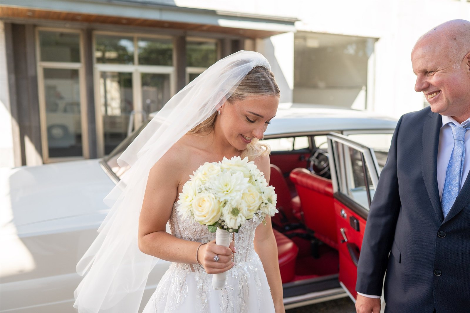 Annika steigt mit ihrem Vater aus dem Hochzeitsauto