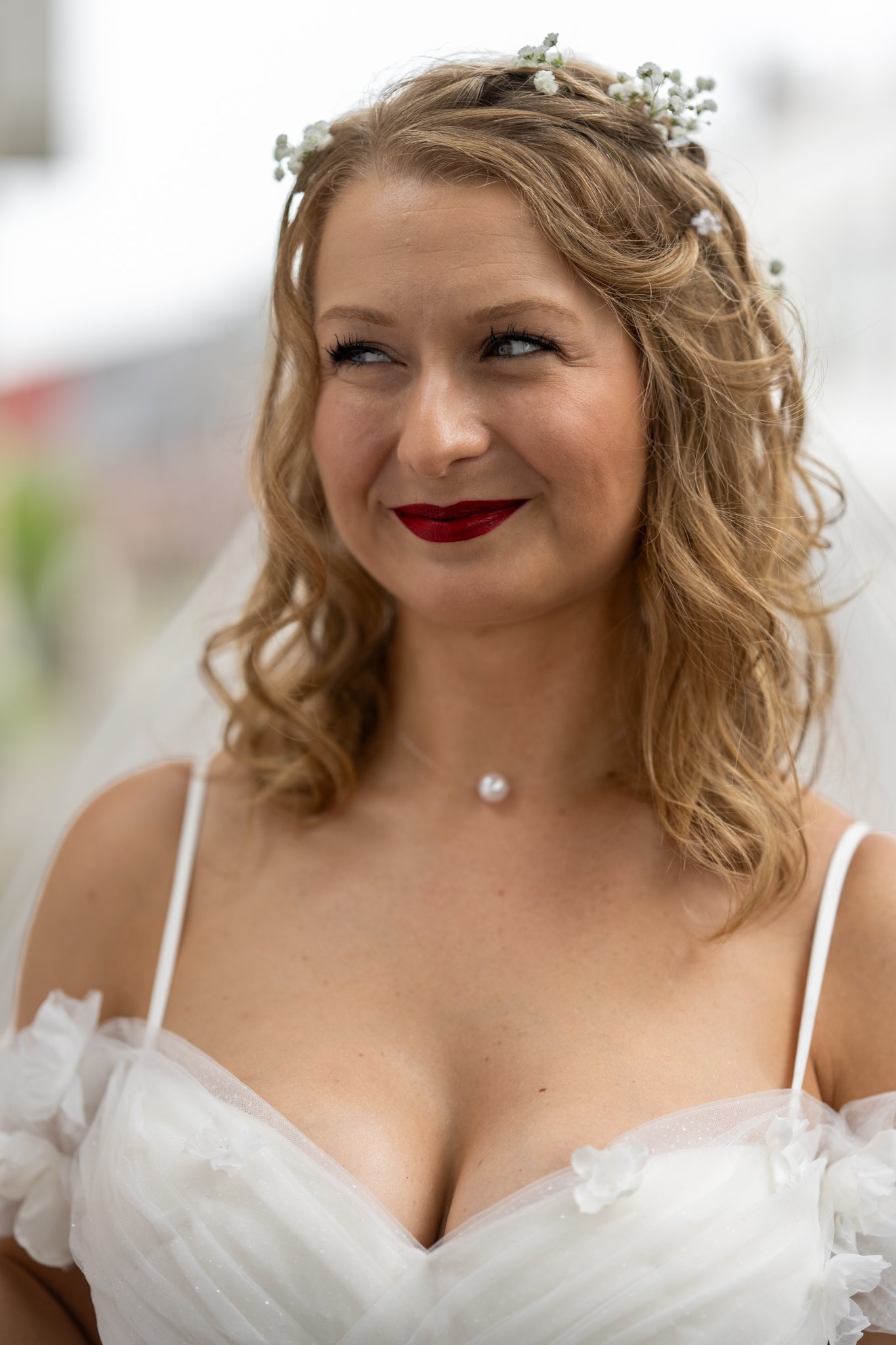 Nahporträt von Carrie mit rotem Lippenstift