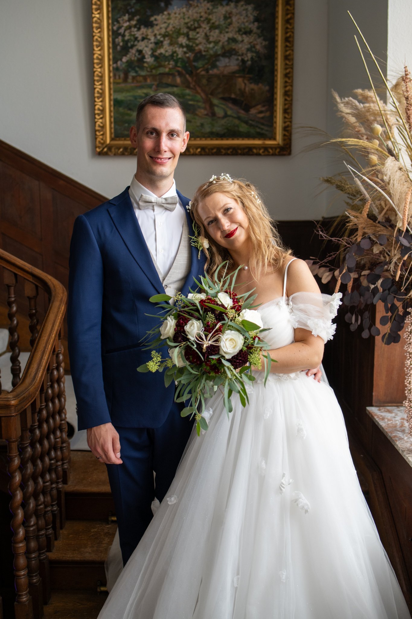 Ganzkörperporträt von Carrie und Justin im Treppenhaus