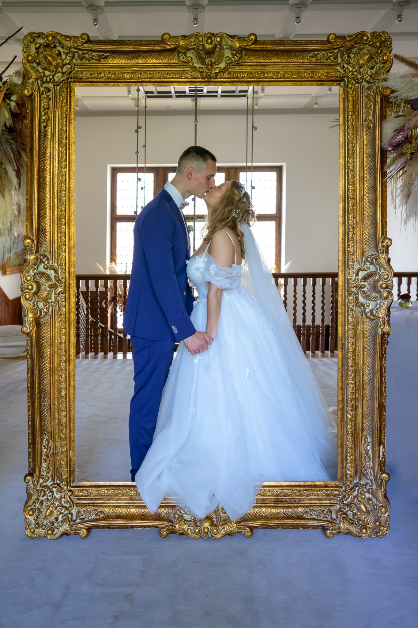 Carrie und Justin küssen sich in einem goldenen Bilderrahmen