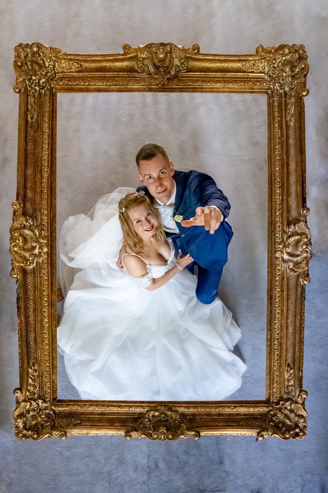 Carrie und Justin aus der Vogelperspektive in einem goldenen Rahmen