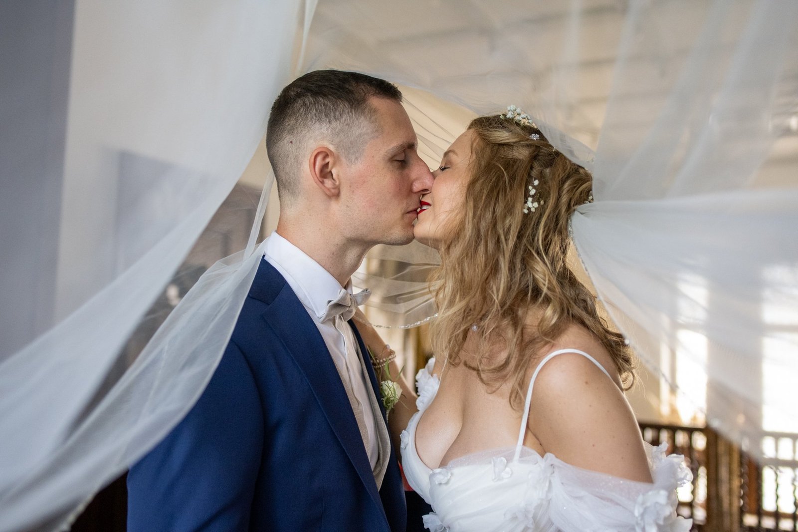 Carrie und Justin küssen sich unter dem Brautschleier