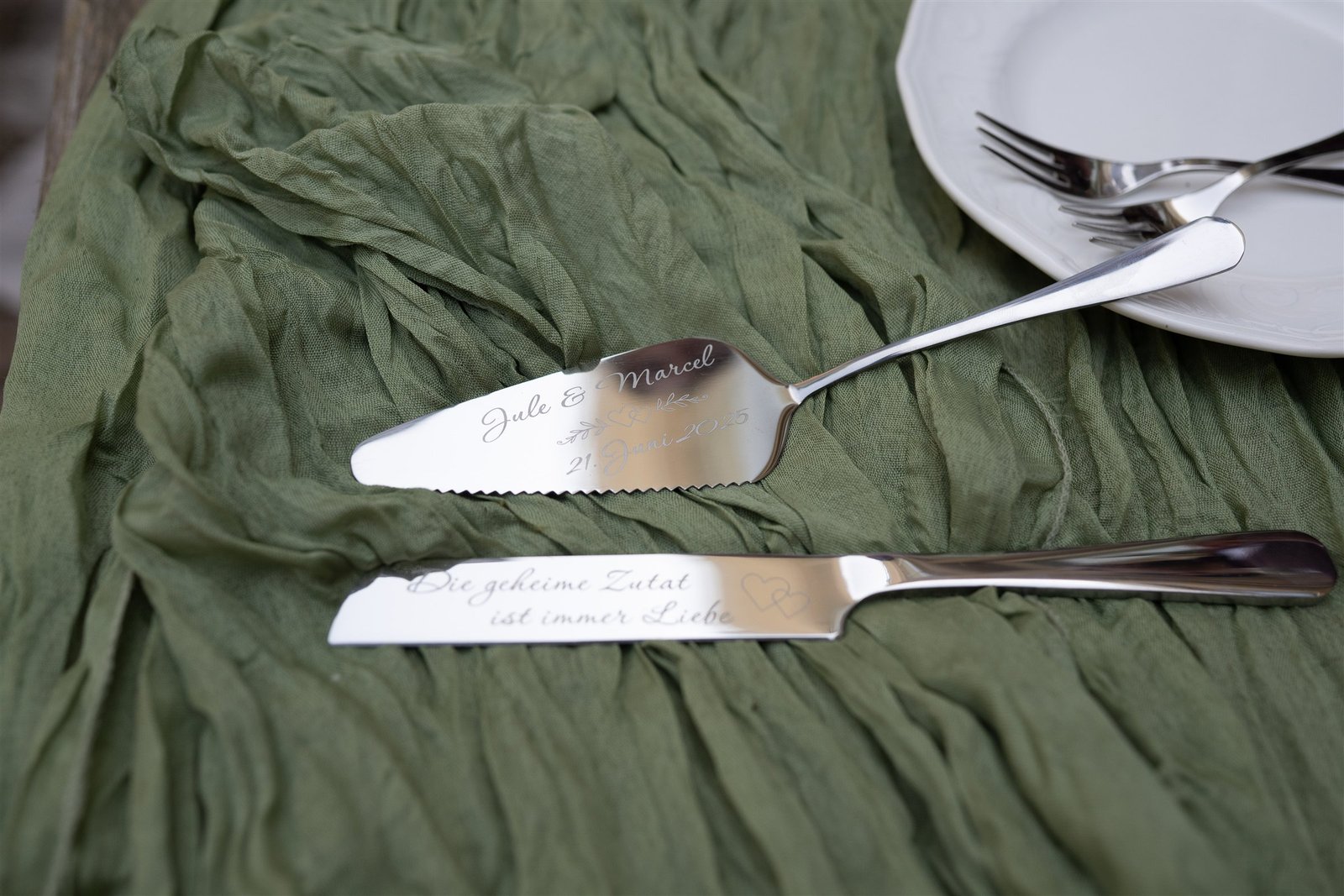 Detail des gravierten Tortenmessers von Jule und Marcel