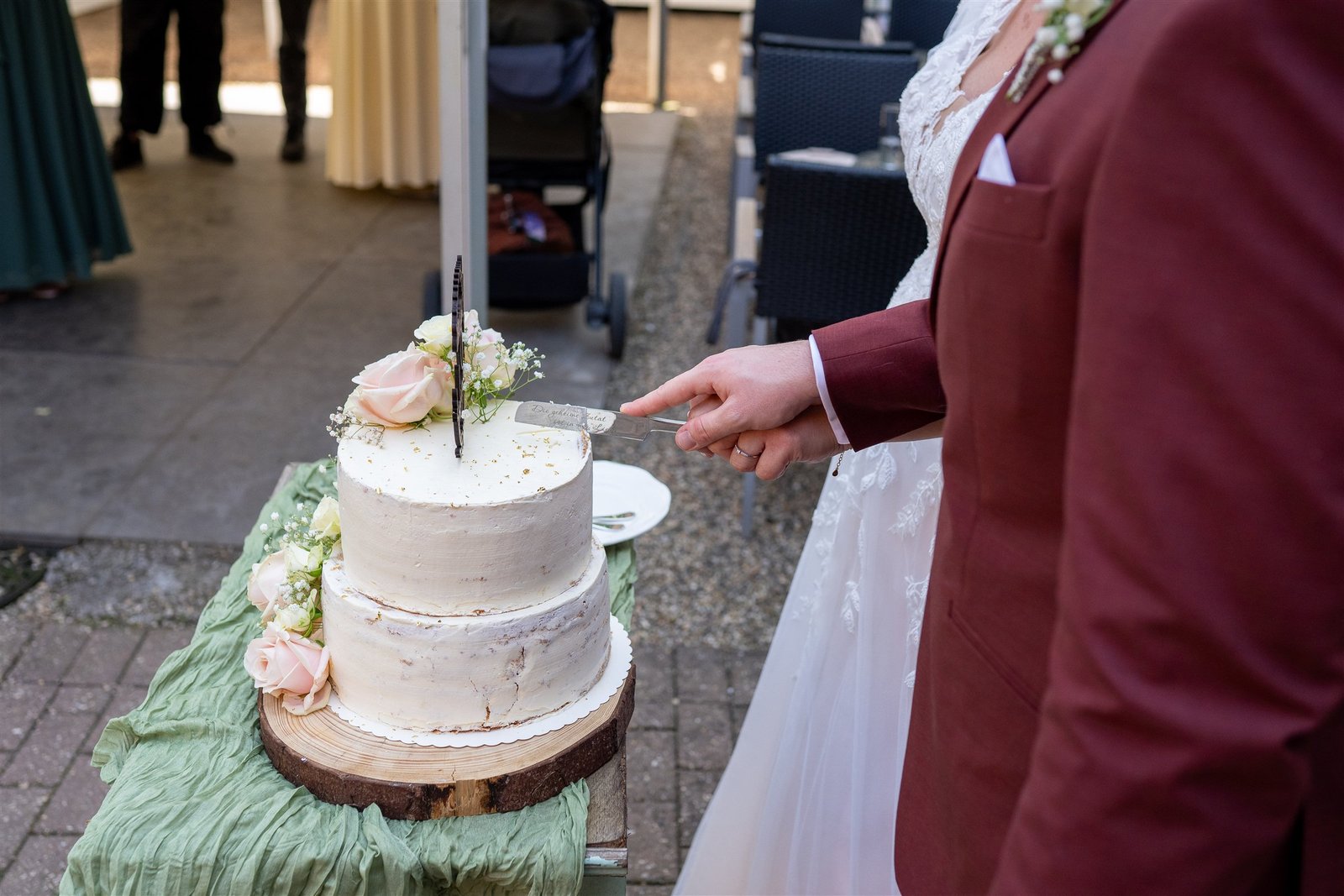 Jule und Marcel schneiden gemeinsam ihre Hochzeitstorte an