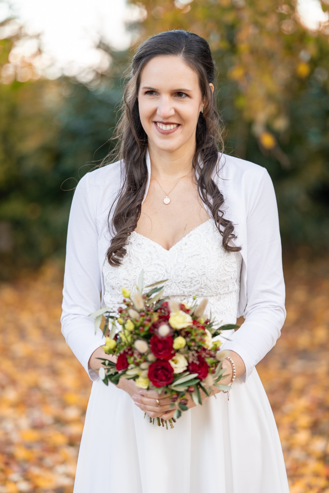 Porträt von Laura mit ihrem herbstlichen Brautstrauß