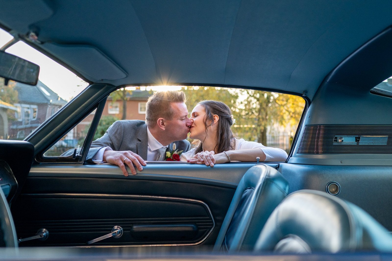 Laura und Enno küssen sich durch das offene Fenster des Mustang