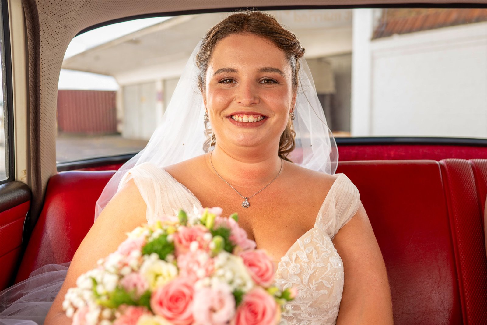 Madeleine lächelt bei ihrer Ankunft im Hochzeitsauto