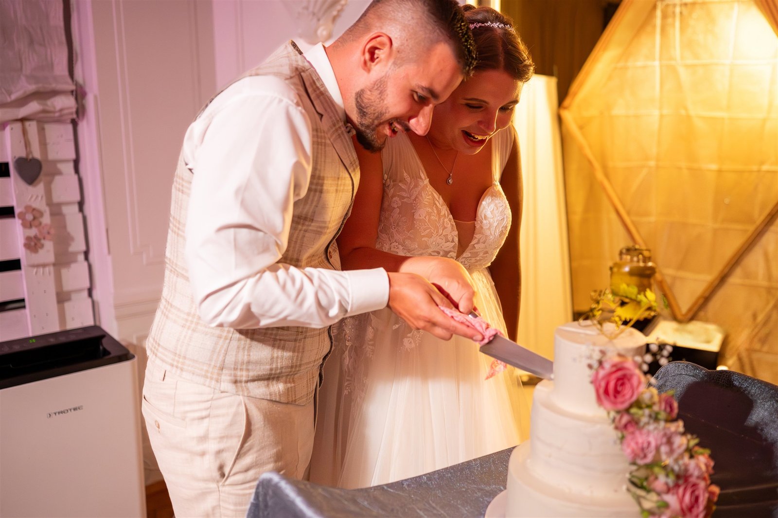 Madeleine und Pascal schneiden gemeinsam ihre Hochzeitstorte an