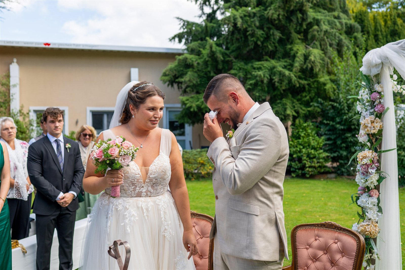 Madeleine und Pascal reagieren emotional während der Trauung