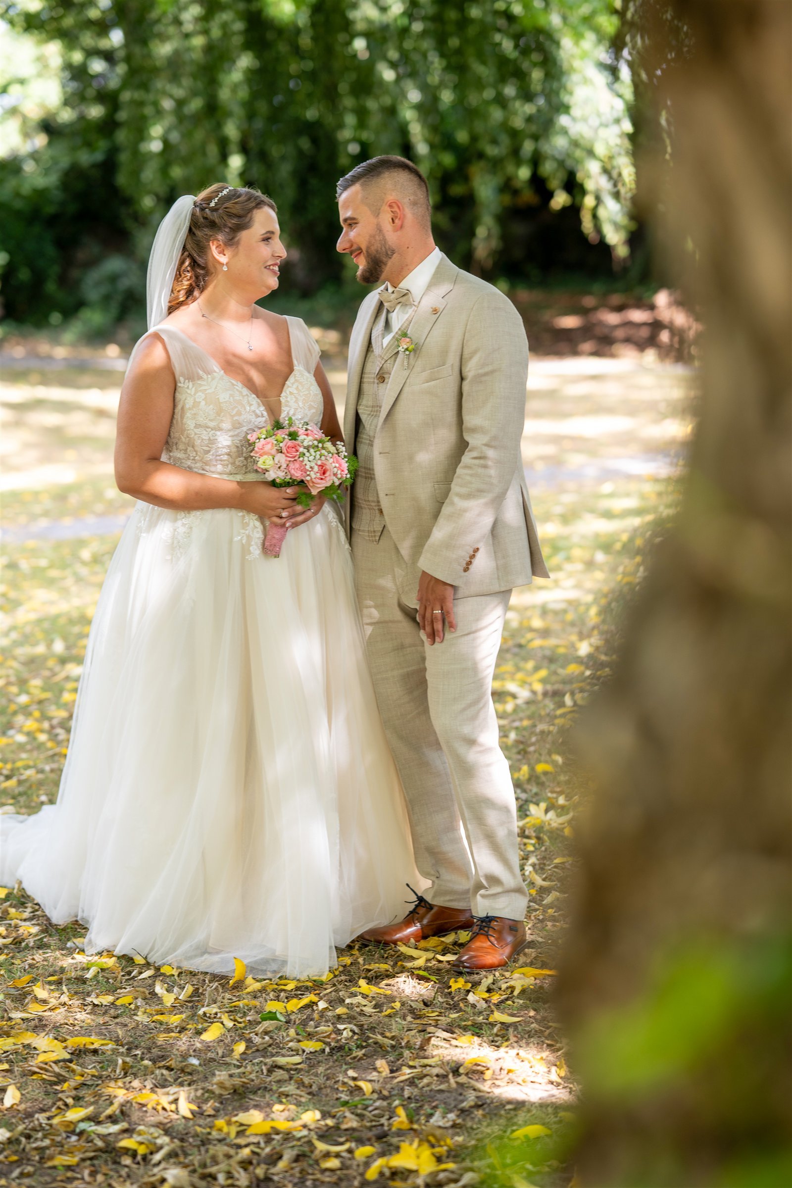 Madeleine und Pascal stehen nah zusammen im Park