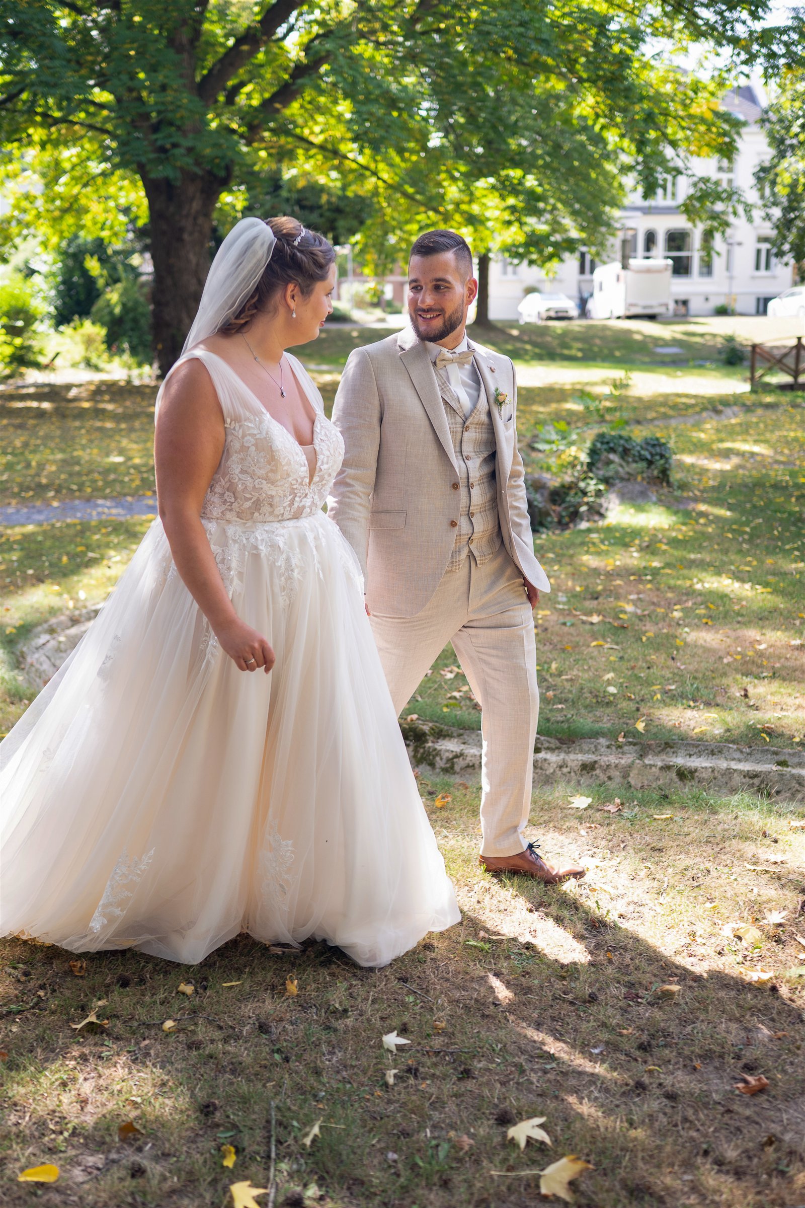 Madeleine und Pascal gehen gemeinsam durch den Park