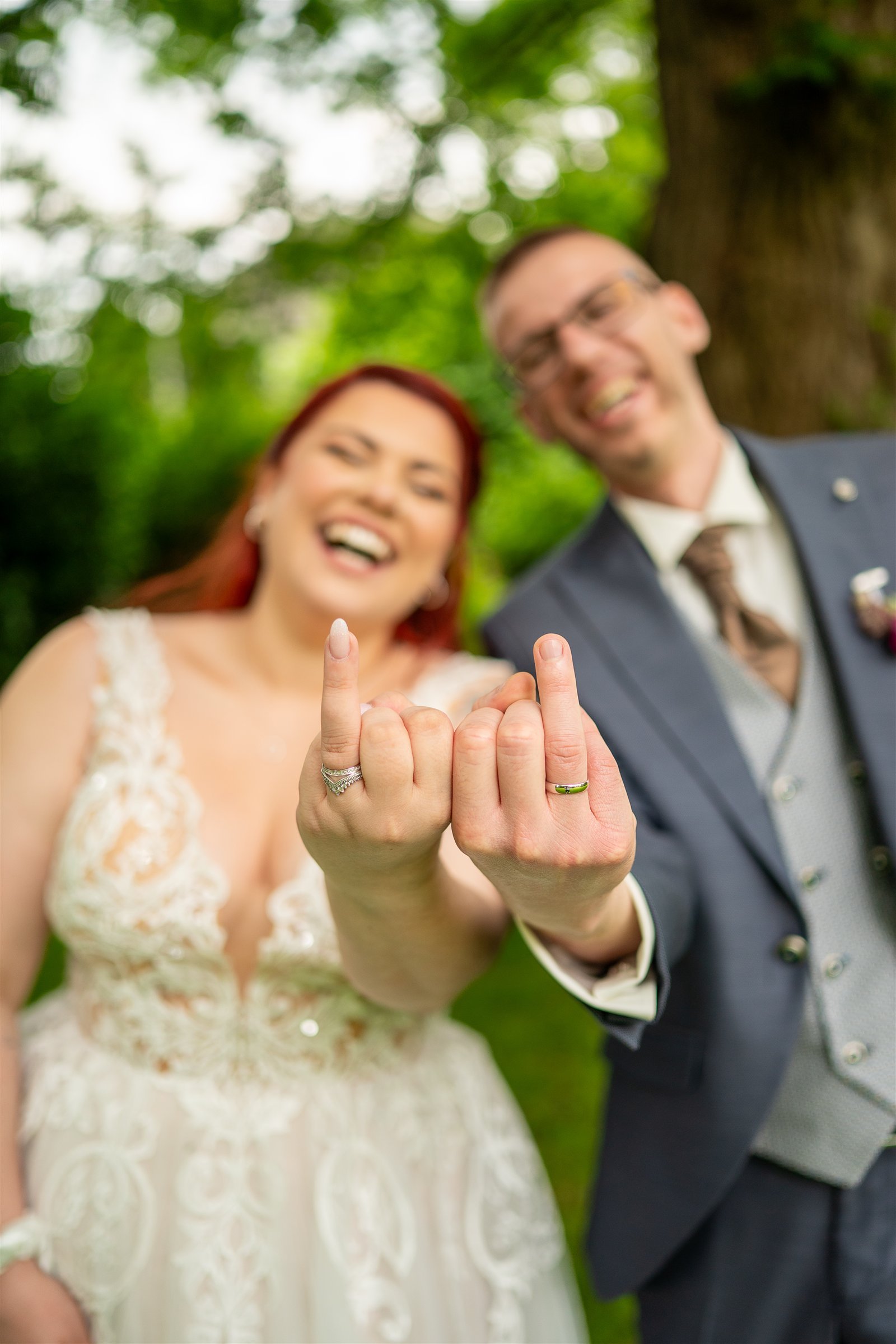 Detailaufnahme der Hände und Eheringe von Nina und Torsten