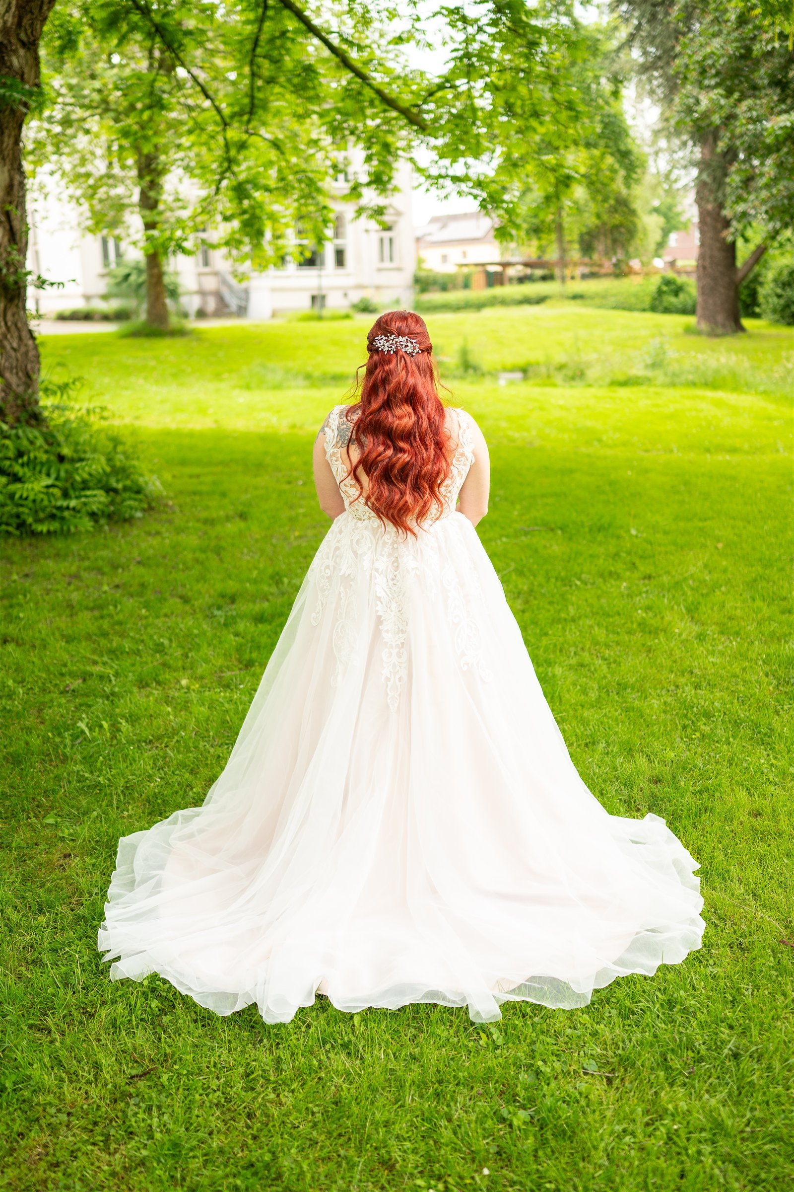 Natürliches Einzelporträt während der Hochzeit