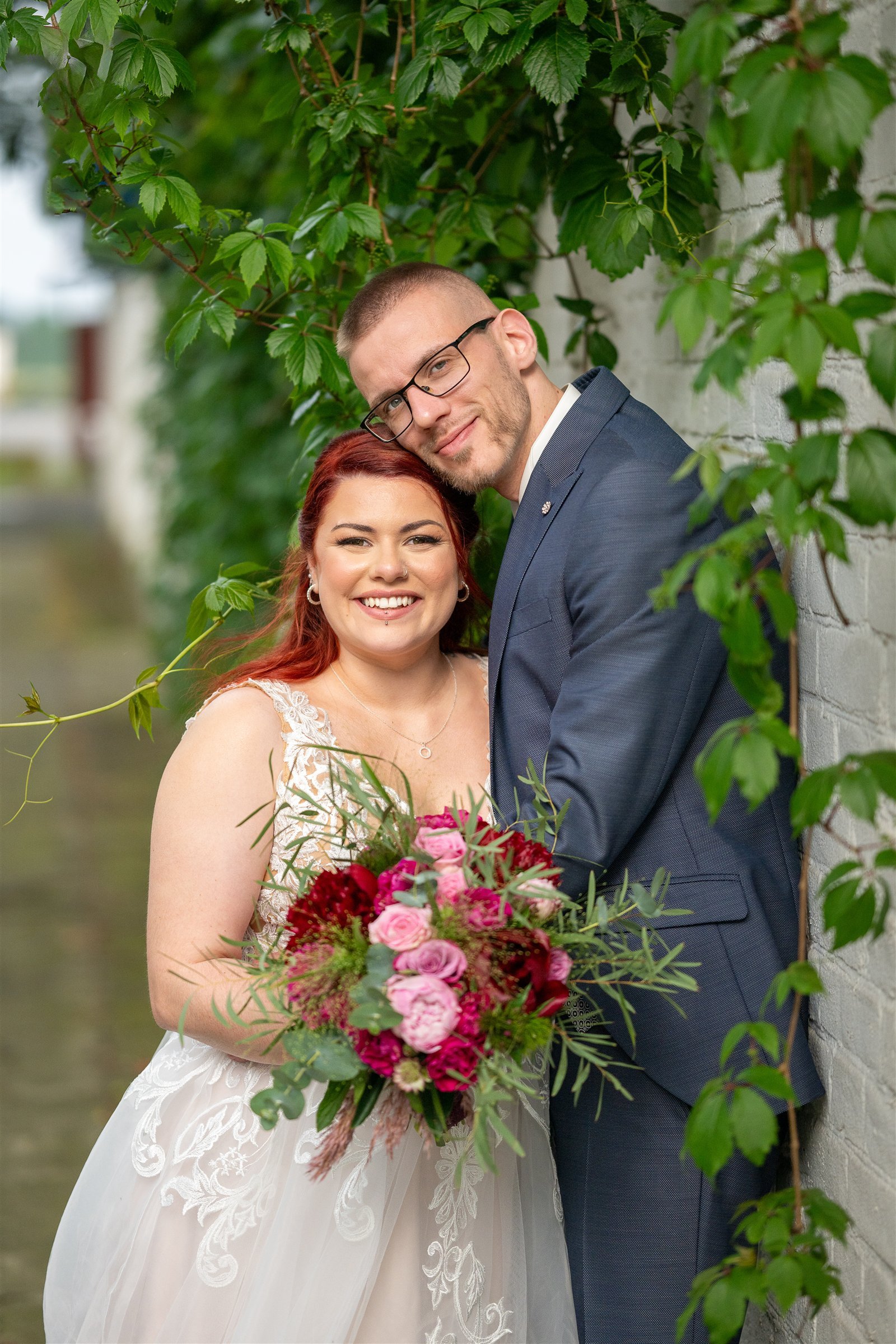 Nina und Torsten vor einer bewachsenen Wand