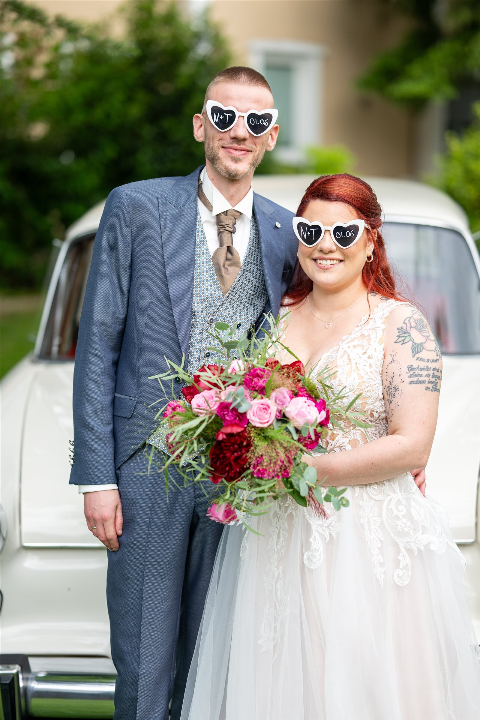 Nina und Torsten beim Paarshooting mit ihrem Oldtimer
