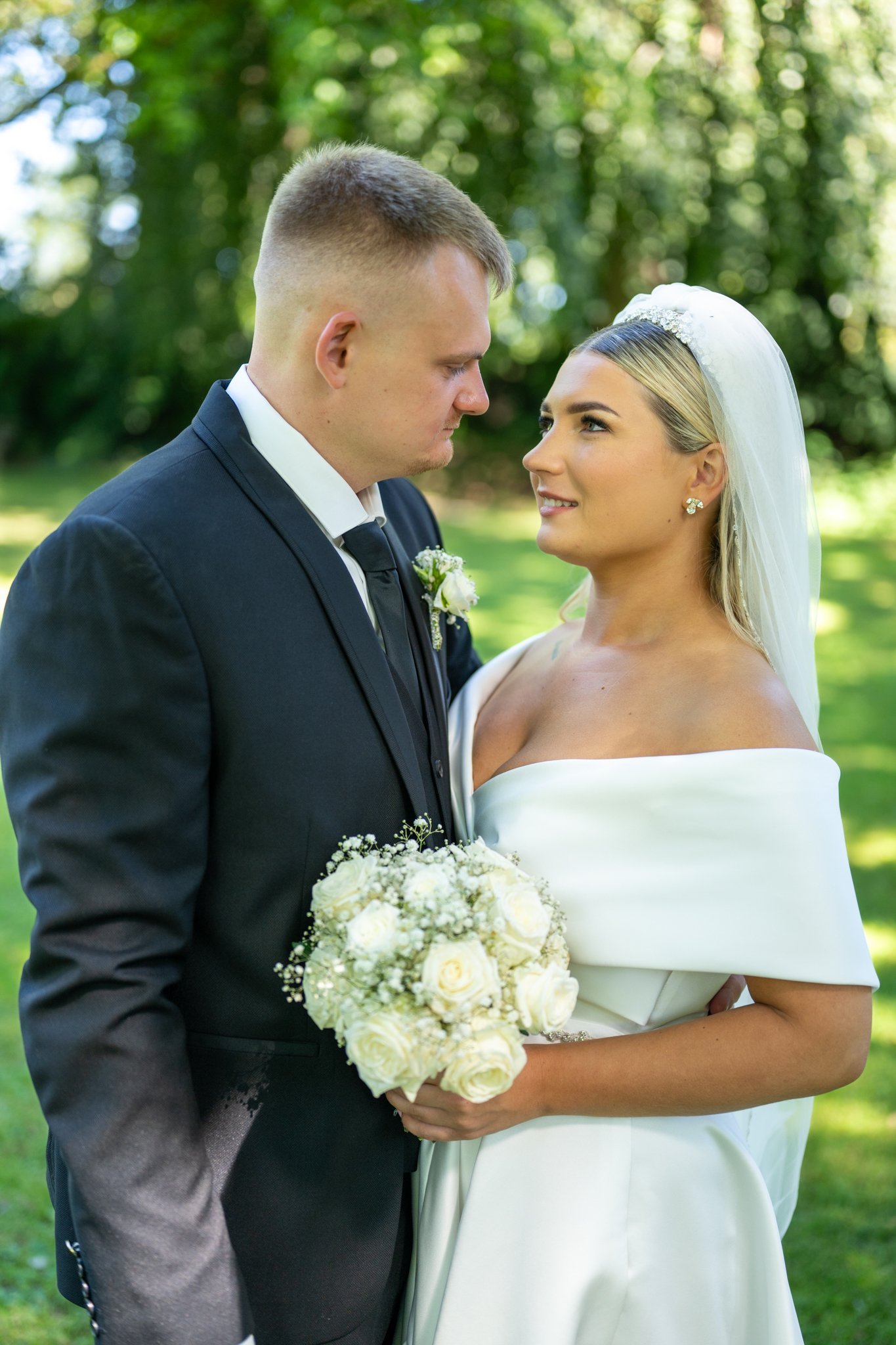 Ruhiger Porträtmoment während der Hochzeit