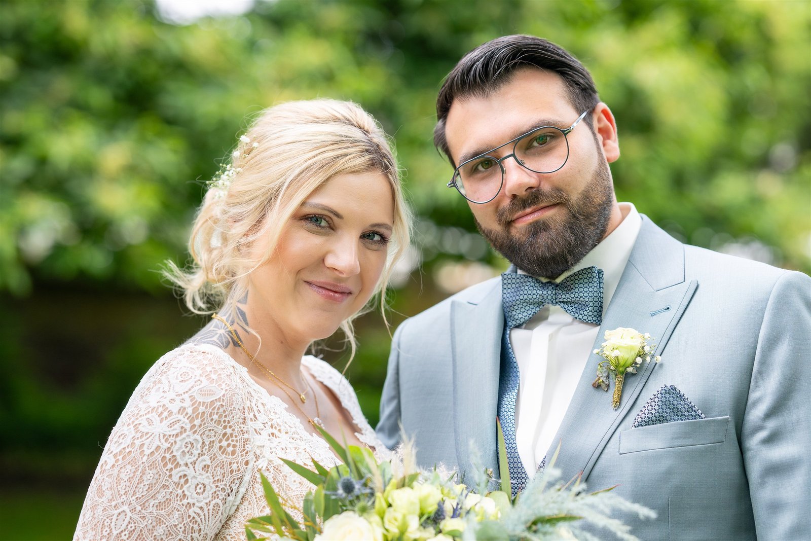 Nahes Paarporträt von Sophie und Björn im Grünen