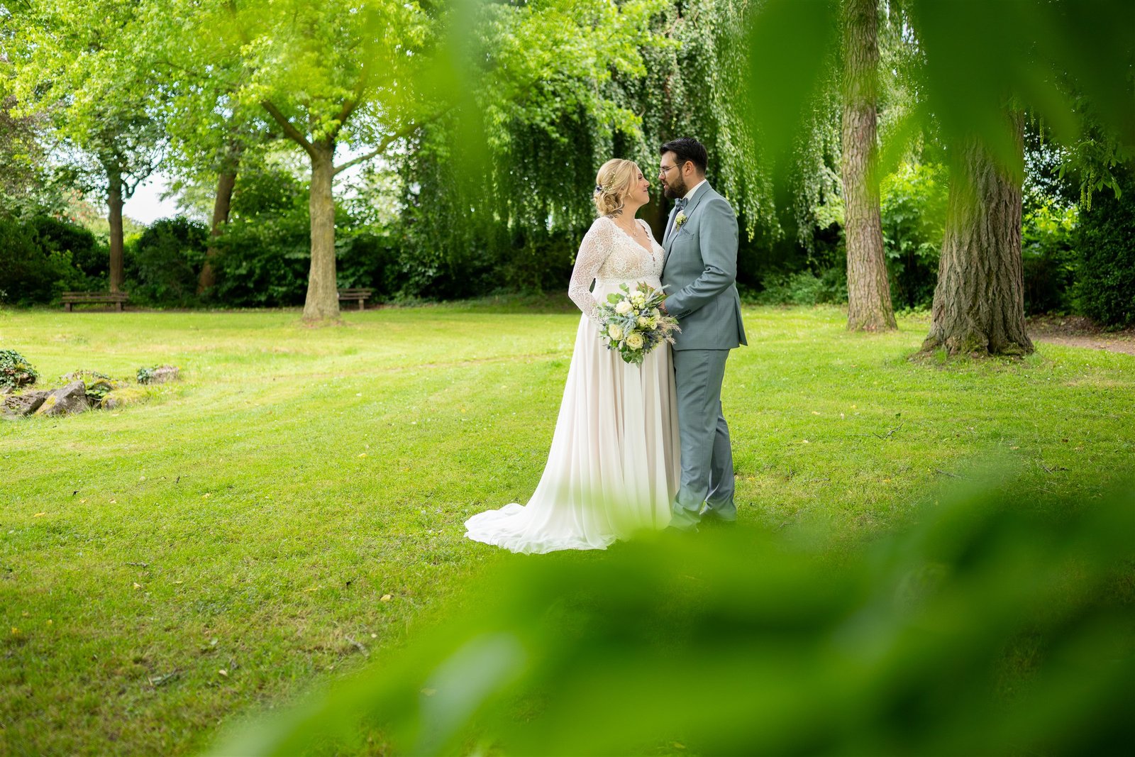 Sophie und Björn stehen in einer weiten Parklandschaft